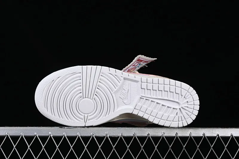 All Categories Nk SB Dunk Series Nk SB Dunk Low Low-top sneakers Nk Dunk Low Retro vibe style Rose cloth patch Brown and white distressed oxidation SB strap casual sneakers DH9765-100